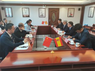  2020年11月27日，乐家集团高层辅导莅临华冠建材集团总部互换工作